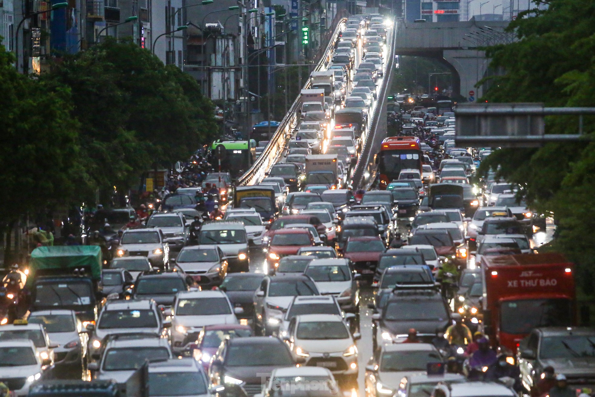 Mưa tầm tã, đường phố Hà Nội tắc không lối thoát-7