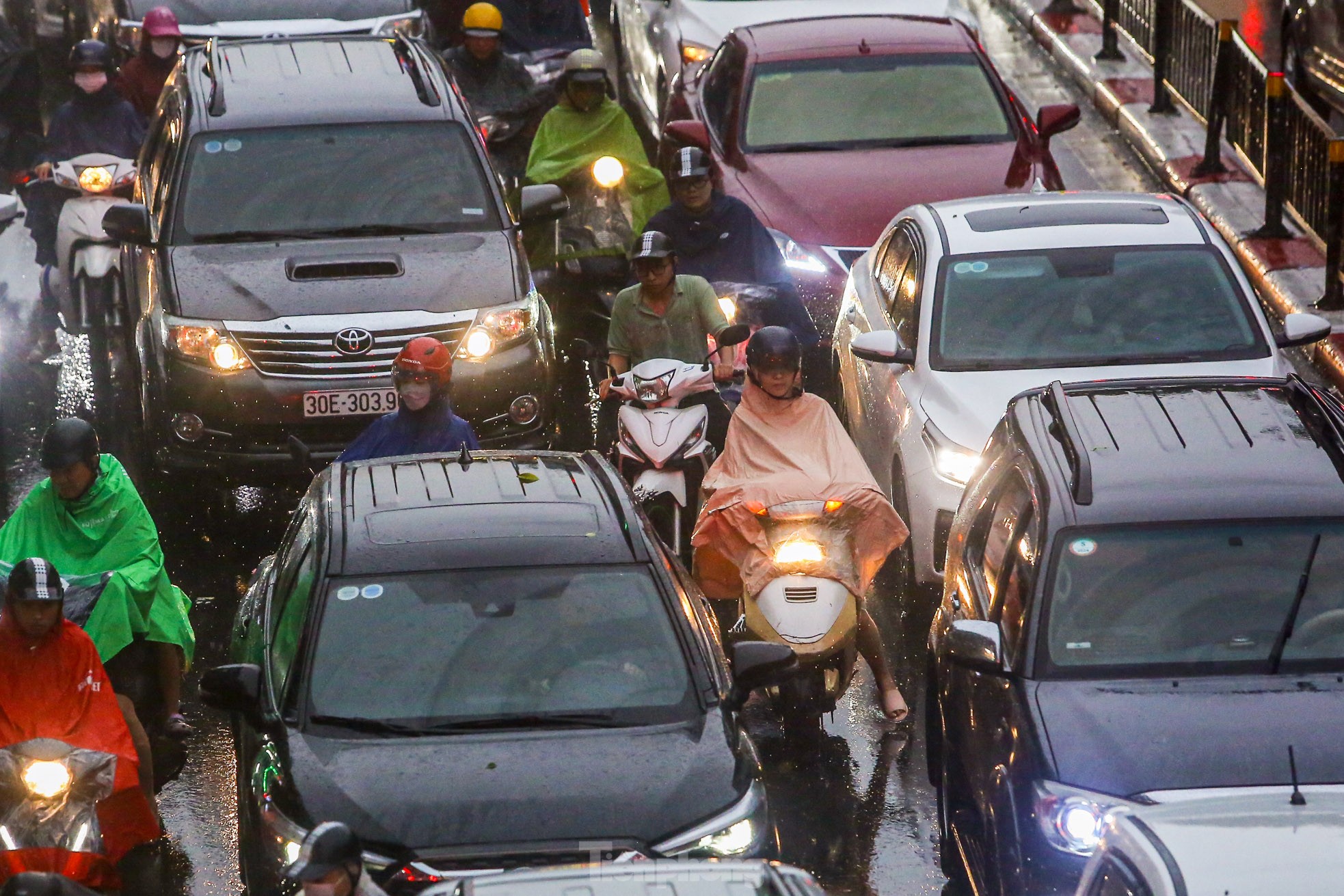 Mưa tầm tã, đường phố Hà Nội tắc không lối thoát-9