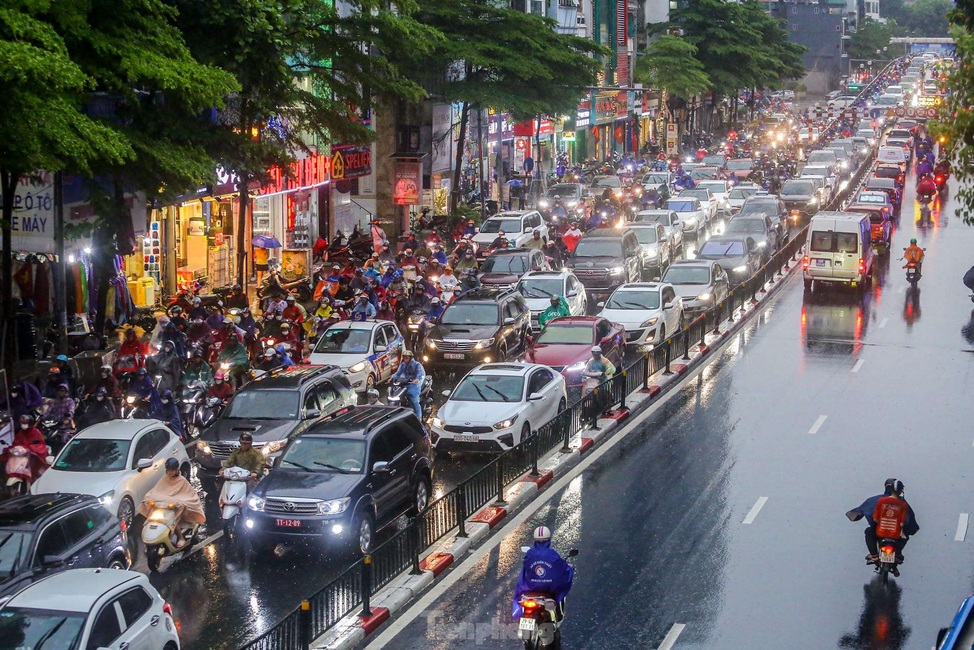 Mưa tầm tã, đường phố Hà Nội tắc không lối thoát-10