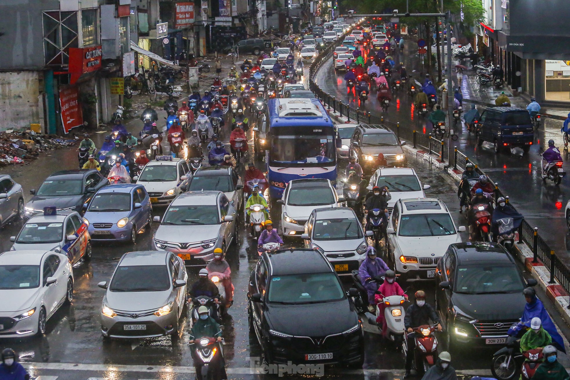 Mưa tầm tã, đường phố Hà Nội tắc không lối thoát-11