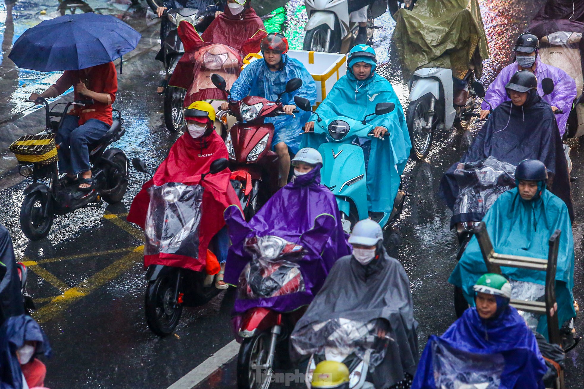 Mưa tầm tã, đường phố Hà Nội tắc không lối thoát-3