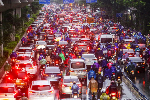 Đường phố Hà Nội thành sông, giao thông tê liệt hàng giờ-15