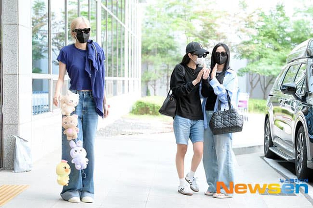 Rosé khoe chiếc quần jeans gắn gấu siêu yêu, dự là lại tạo xu hướng mới cho chị em học tập-3