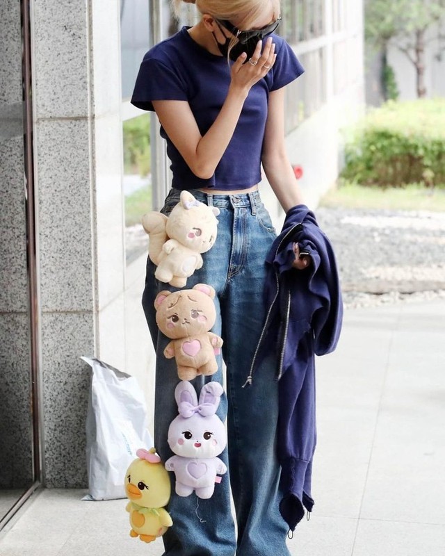 Rosé khoe chiếc quần jeans gắn gấu siêu yêu, dự là lại tạo xu hướng mới cho chị em học tập-4