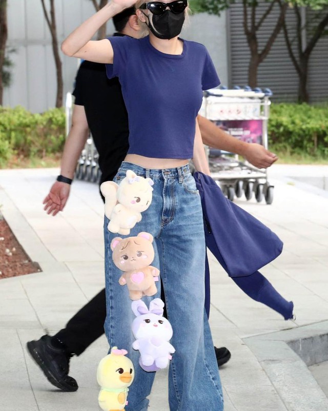 Rosé khoe chiếc quần jeans gắn gấu siêu yêu, dự là lại tạo xu hướng mới cho chị em học tập-5