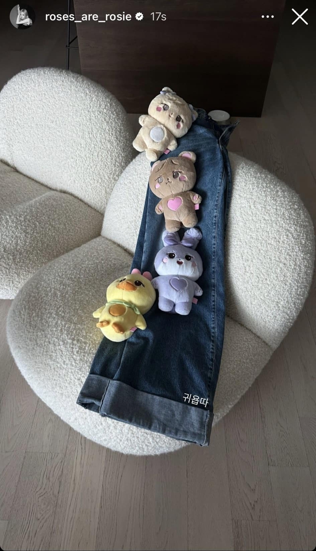 Rosé khoe chiếc quần jeans gắn gấu siêu yêu, dự là lại tạo xu hướng mới cho chị em học tập-9