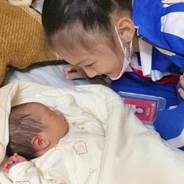 Con gái 9 tuổi sức khoẻ giảm sút, vợ vén ga trải giường mới phát hiện bí mật của chồng-1