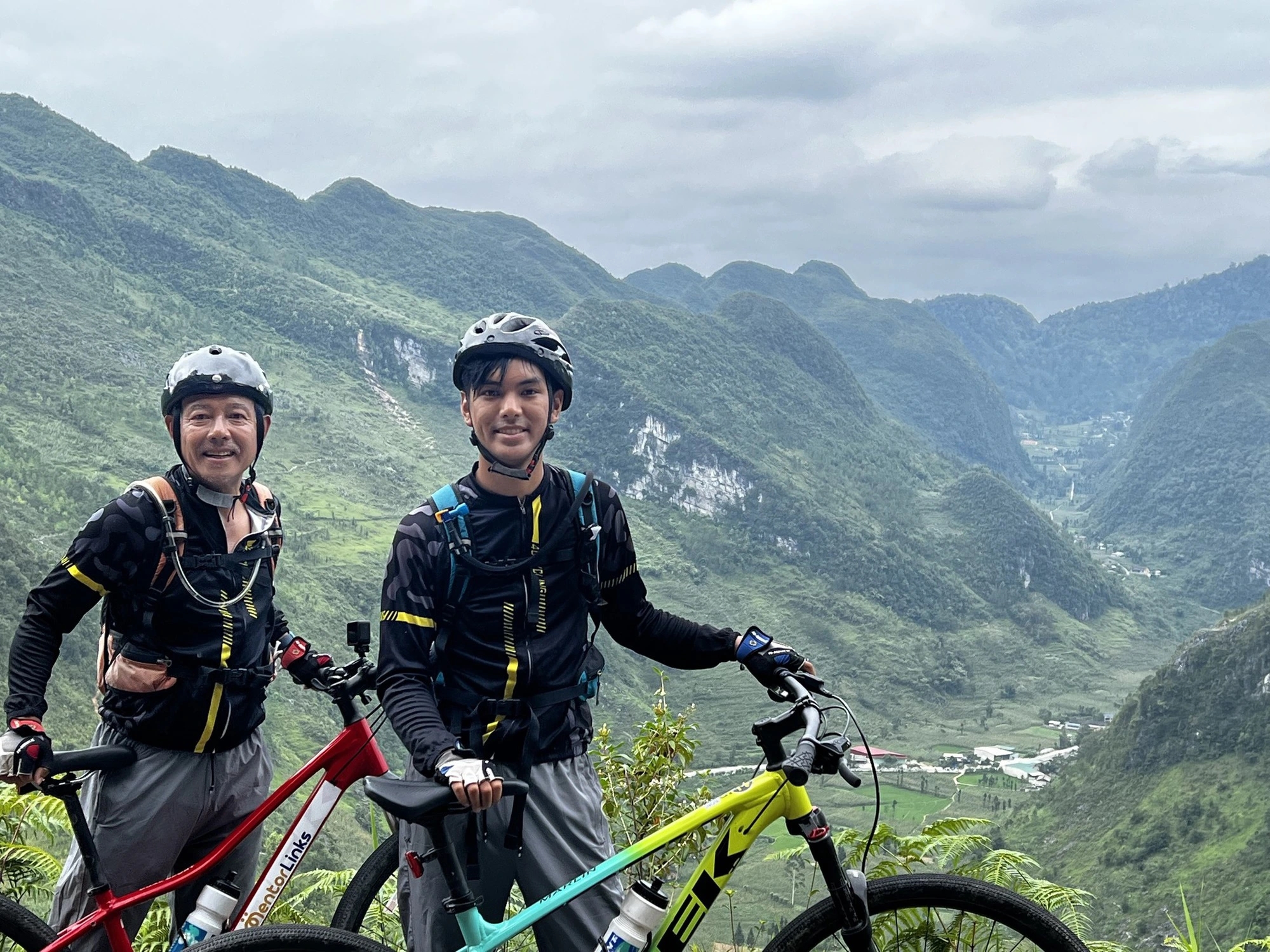 Đưa con trai đạp xe xuyên khắp Việt Nam, Giáo sư quần đùi” dạy con 5 bài học quý giá-1