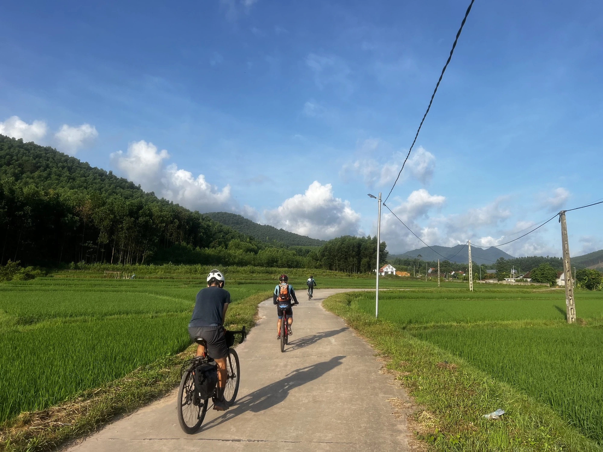 Đưa con trai đạp xe xuyên khắp Việt Nam, Giáo sư quần đùi” dạy con 5 bài học quý giá-2
