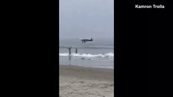 Mỹ: Phi cơ mất kiểm soát, đâm sầm xuống biển từ trên không-1