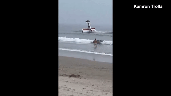 Mỹ: Phi cơ mất kiểm soát, đâm sầm xuống biển từ trên không-2