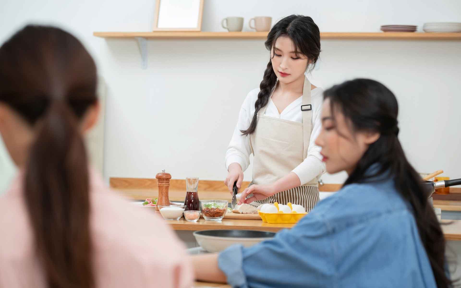 Bị so sánh với vợ cũ của chồng, tôi tủi thân nước mắt chảy dài-1