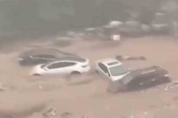 Bão Doksuri biến nhiều khu ở Bắc Kinh thành sông, ô tô bị cuốn trôi trong lũ