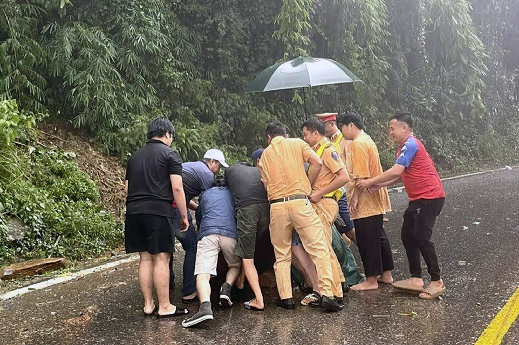 Clip CSGT Lâm Đồng dọn đá sạt lở trên đèo Bảo Lộc trước khi hy sinh-1
