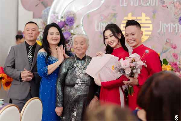 Cô dâu Quảng Ninh nhận hồi môn vàng cả ký, tiền bó từng cọc xếp cạnh sổ đỏ-4