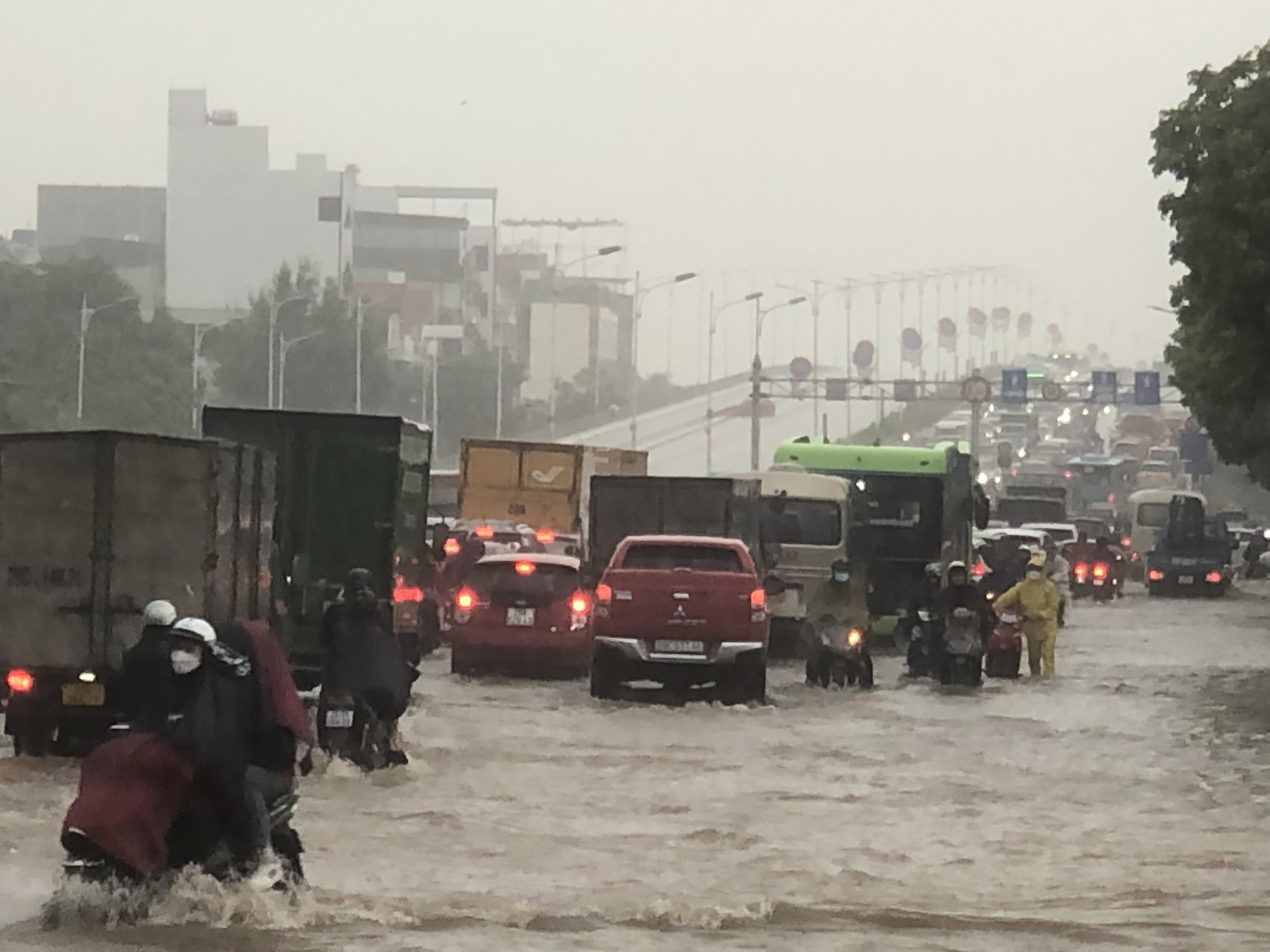 Đường phố Hà Nội thành sông, giao thông tê liệt hàng giờ-1