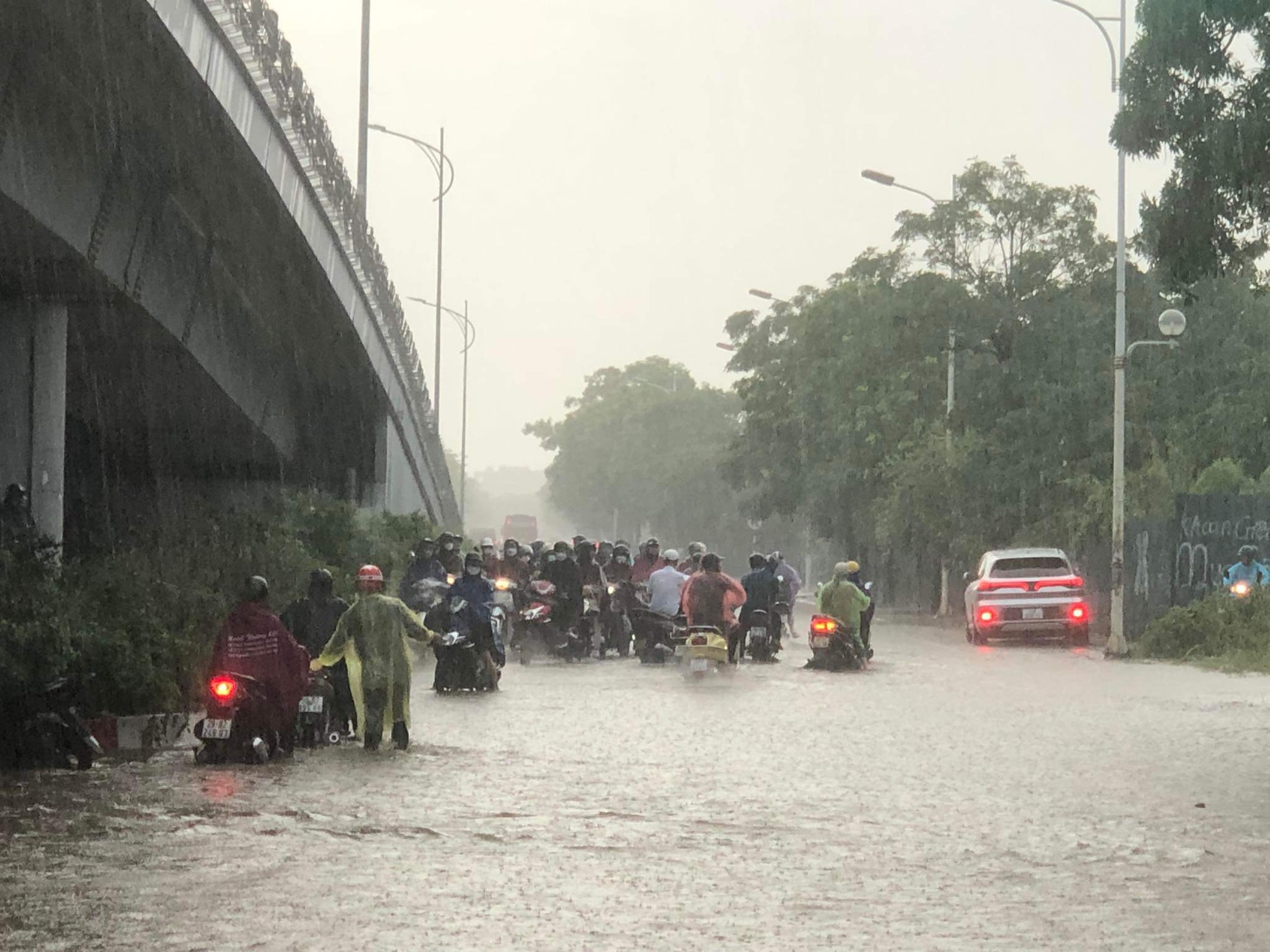 Đường phố Hà Nội thành sông, giao thông tê liệt hàng giờ-9
