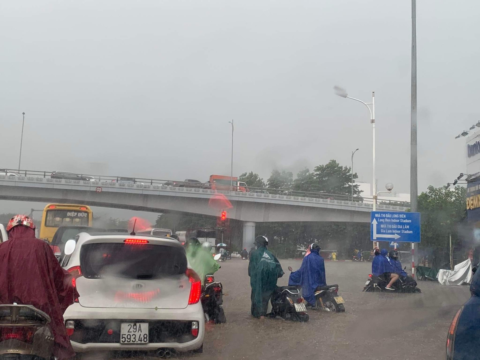 Đường phố Hà Nội thành sông, giao thông tê liệt hàng giờ-2