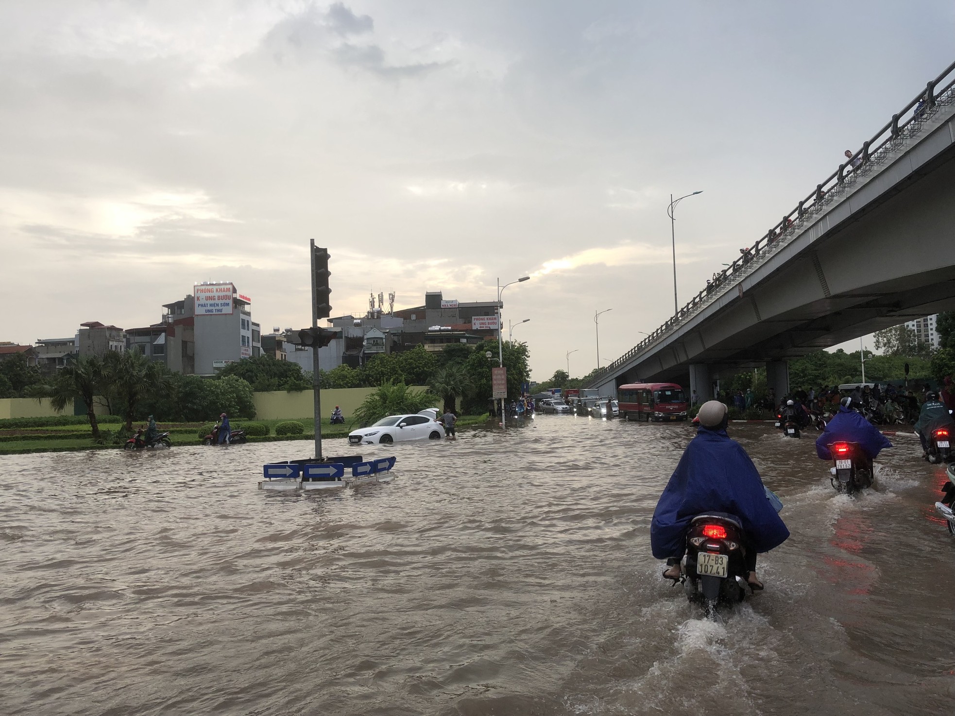Đường phố Hà Nội thành sông, giao thông tê liệt hàng giờ-3