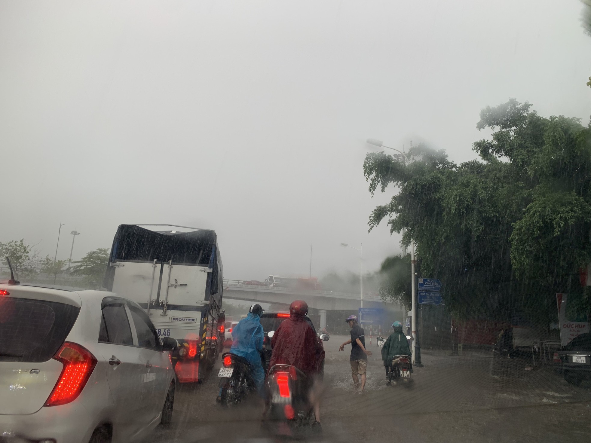 Đường phố Hà Nội thành sông, giao thông tê liệt hàng giờ-4
