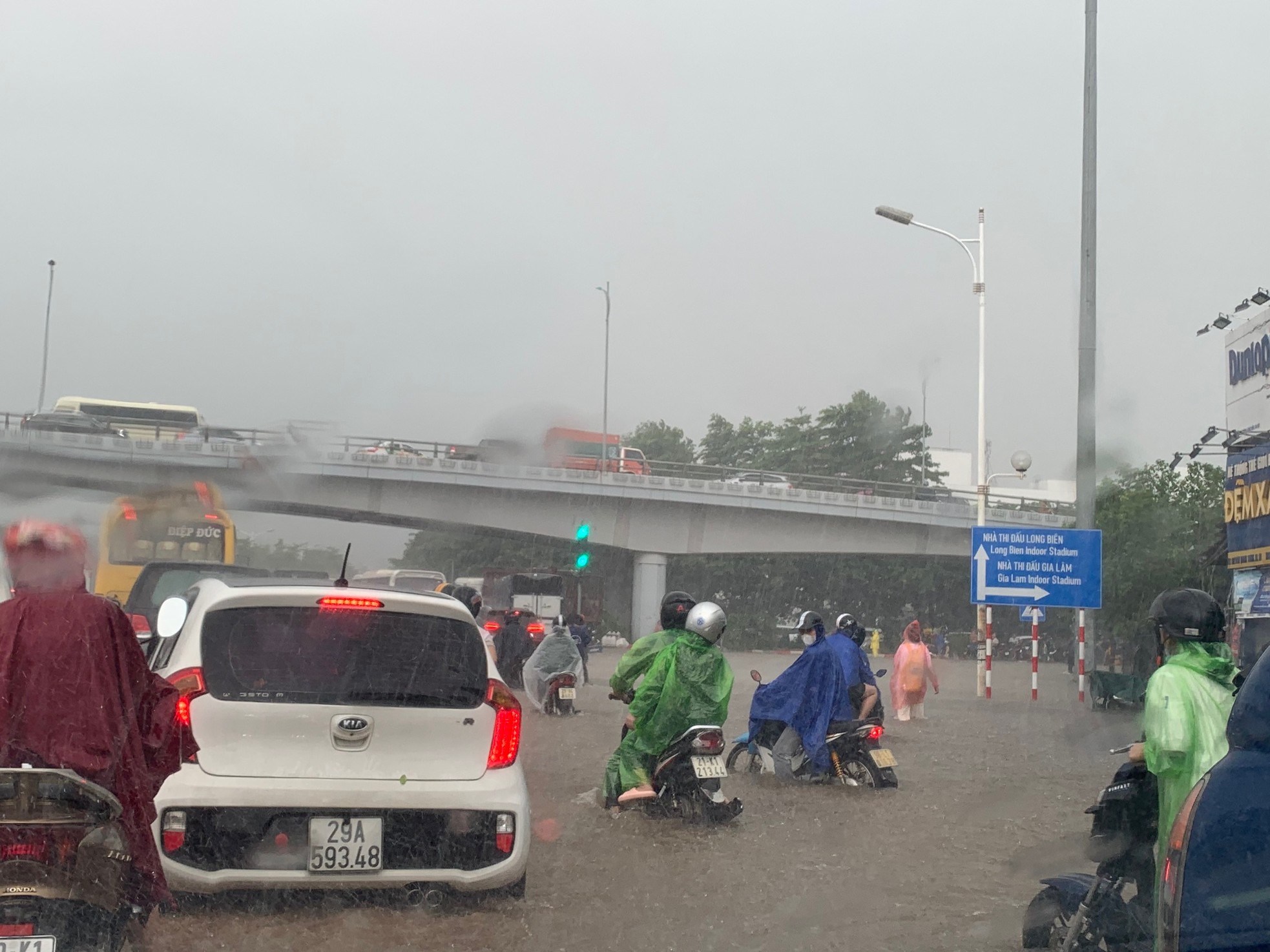 Đường phố Hà Nội thành sông, giao thông tê liệt hàng giờ-5