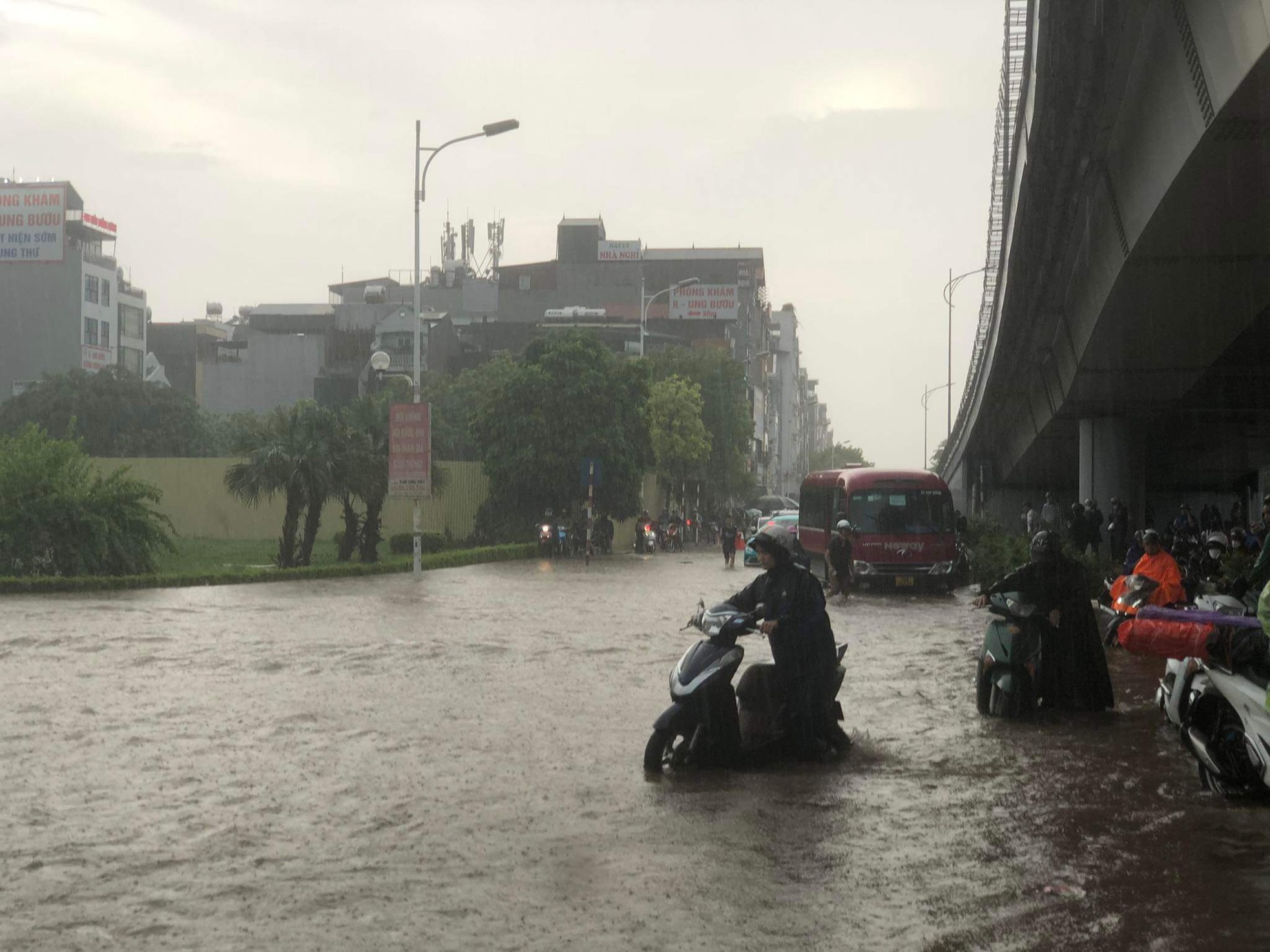 Đường phố Hà Nội thành sông, giao thông tê liệt hàng giờ-7