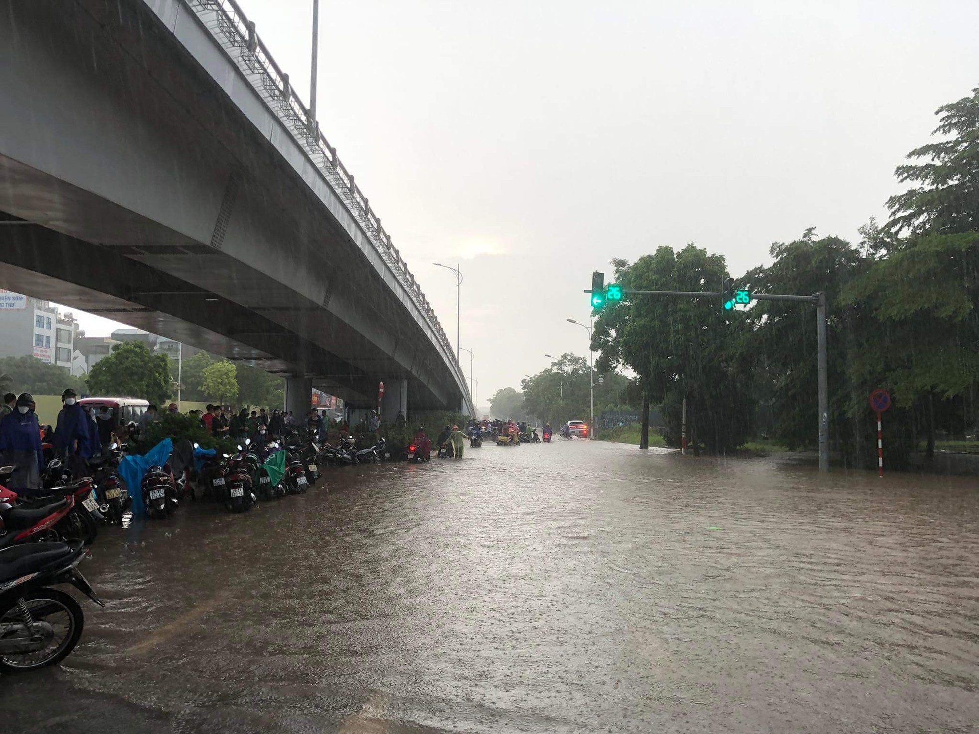 Đường phố Hà Nội thành sông, giao thông tê liệt hàng giờ-8