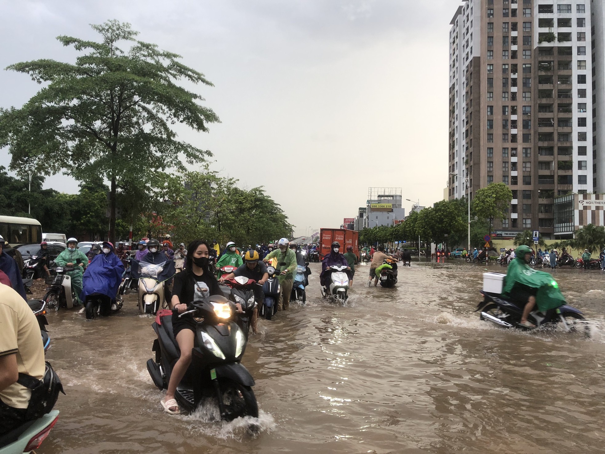 Đường phố Hà Nội thành sông, giao thông tê liệt hàng giờ-10