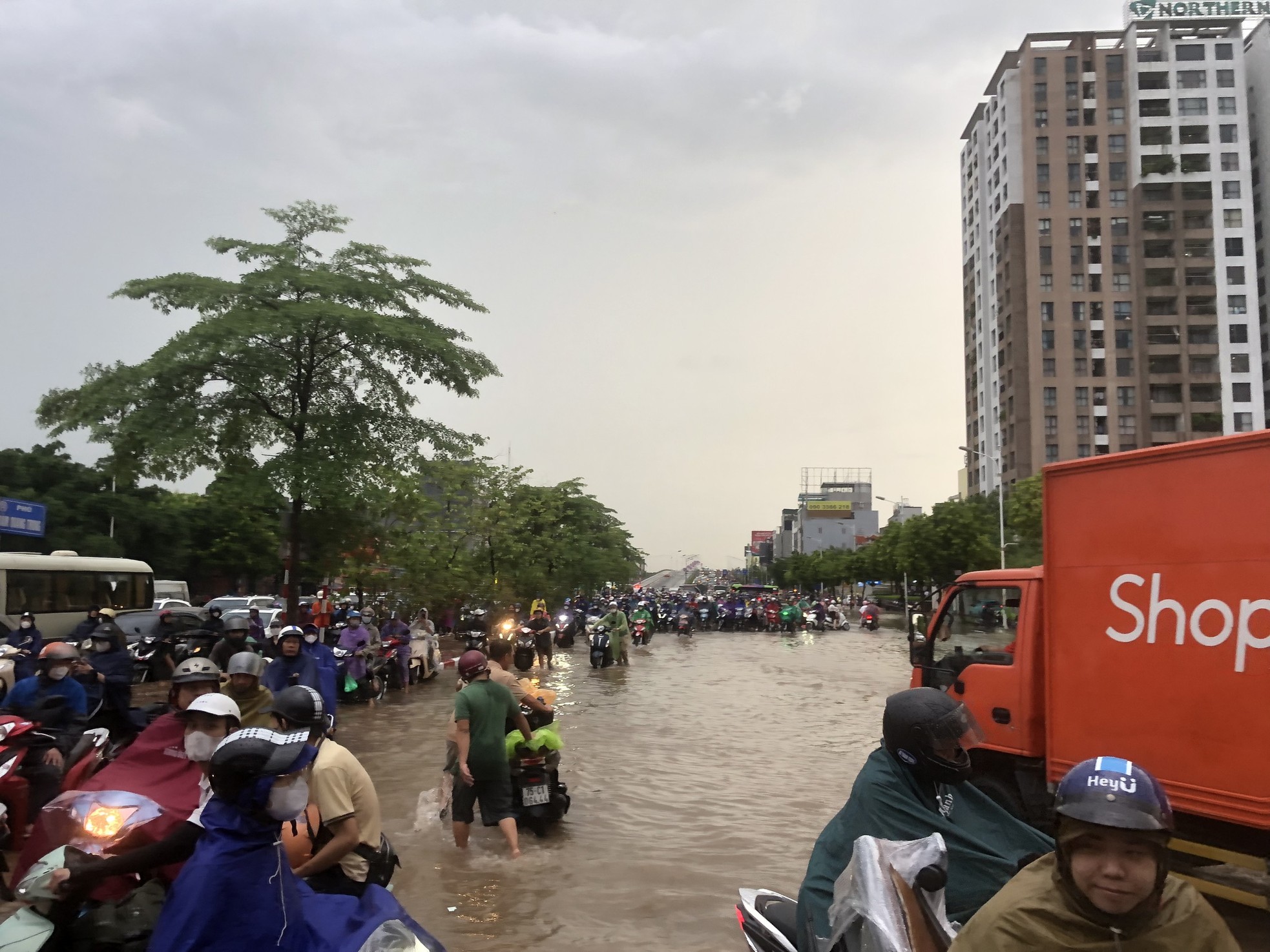Đường phố Hà Nội thành sông, giao thông tê liệt hàng giờ-11
