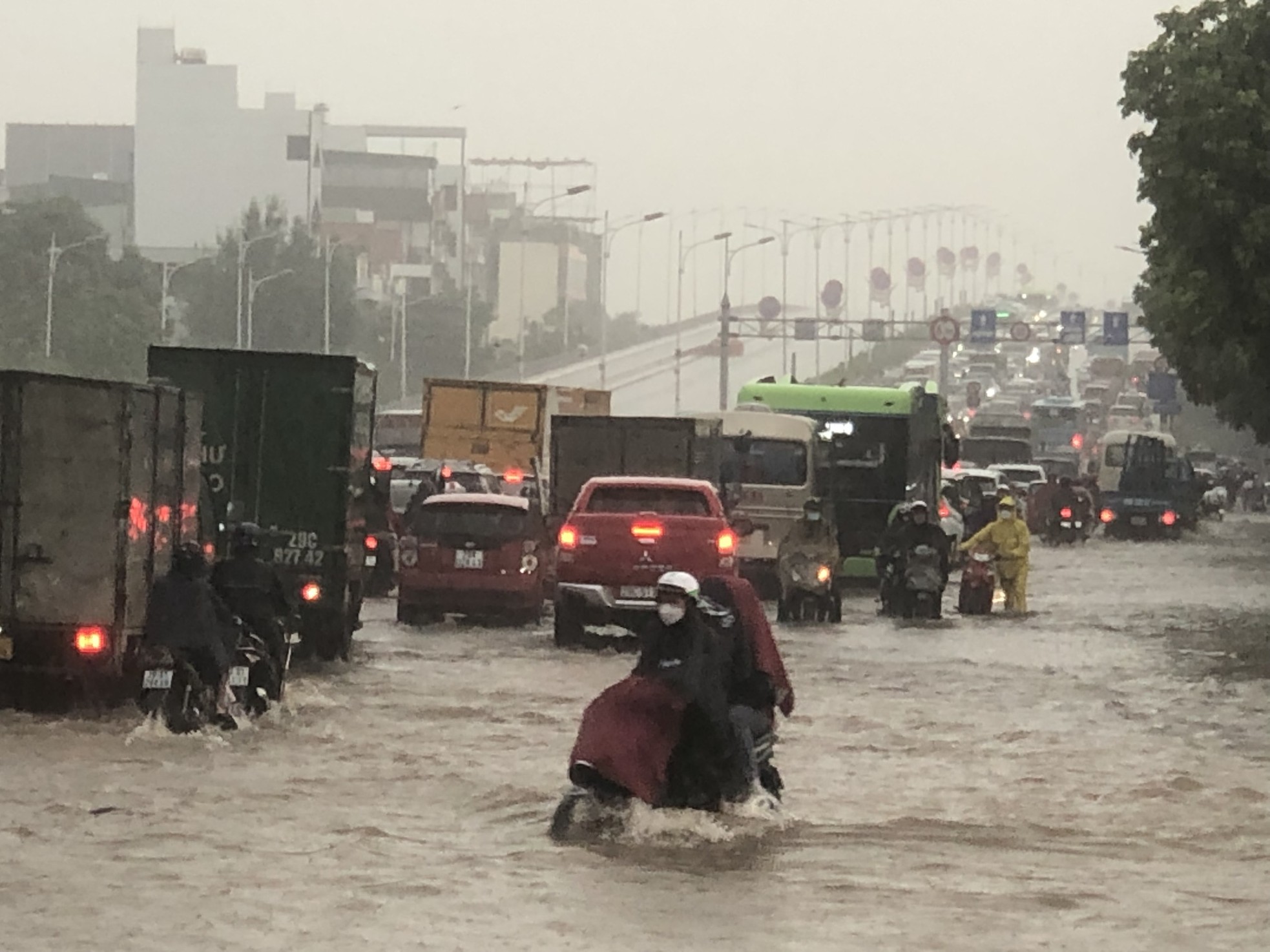 Đường phố Hà Nội thành sông, giao thông tê liệt hàng giờ-13