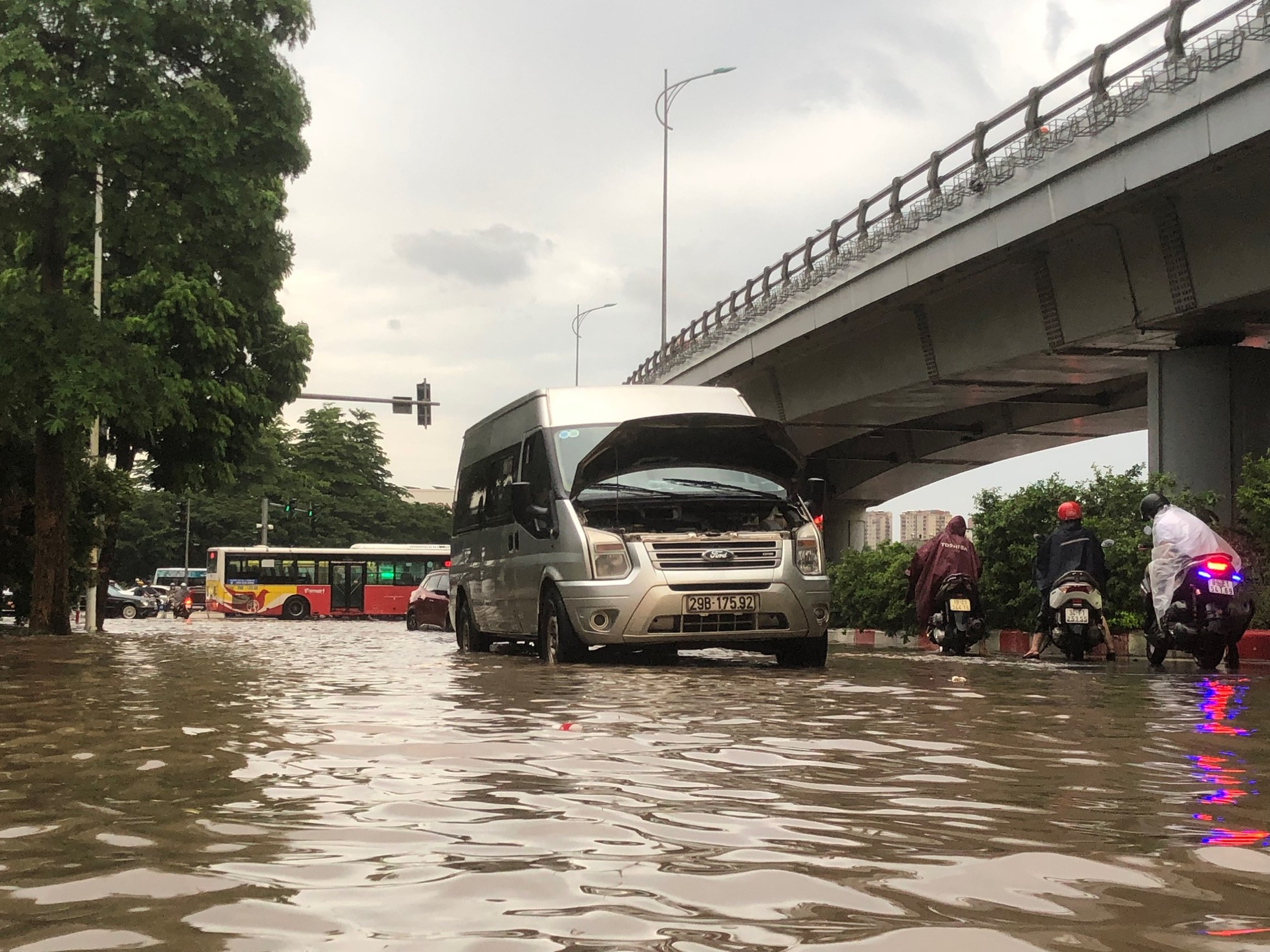 Đường phố Hà Nội thành sông, giao thông tê liệt hàng giờ-14