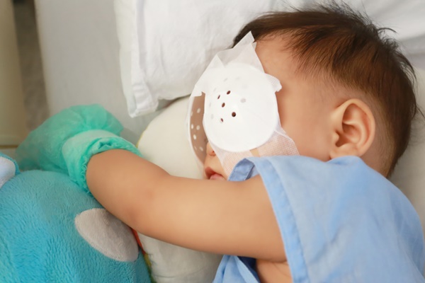 2 tuổi đã bị đục thủy tinh thể: Bác sĩ khuyến cáo trẻ có dấu hiệu sau cần đưa đi khám-1