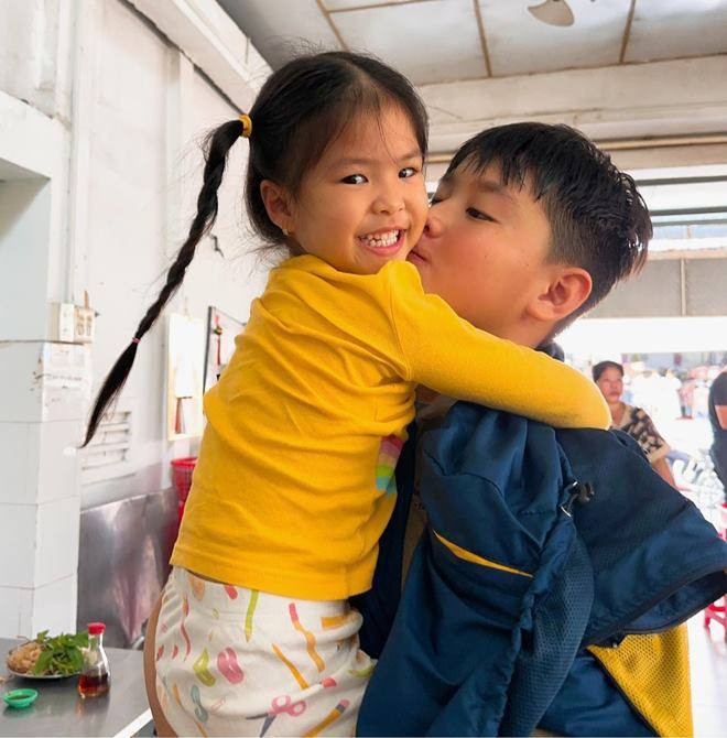 Con trai Lê Phương ôm hôn em gái cùng mẹ khác cha sau 1 tháng xa nhau, mẹ cười tươi hạnh phúc-2