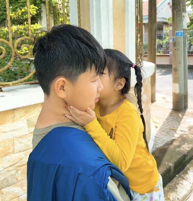 Con trai Lê Phương ôm hôn em gái cùng mẹ khác cha sau 1 tháng xa nhau, mẹ cười tươi hạnh phúc-3