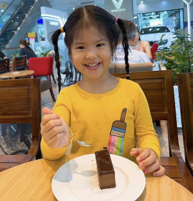 Con trai Lê Phương ôm hôn em gái cùng mẹ khác cha sau 1 tháng xa nhau, mẹ cười tươi hạnh phúc-4