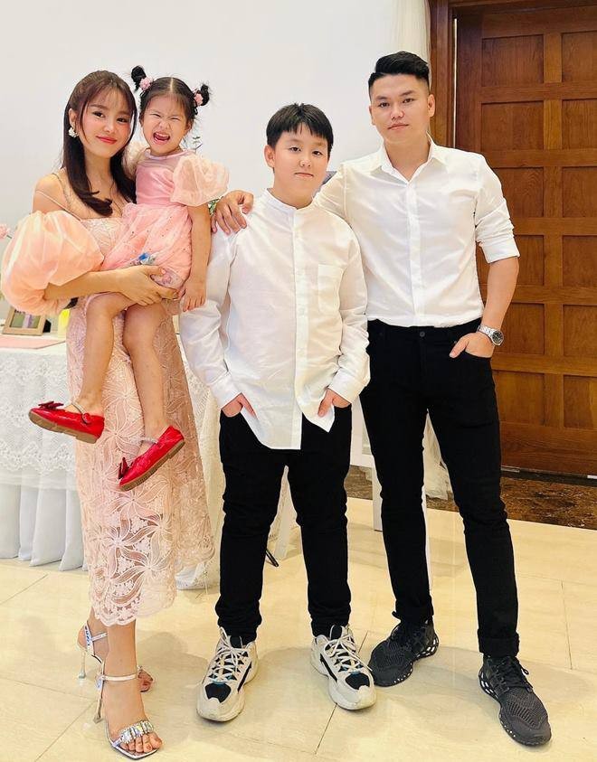 Con trai Lê Phương ôm hôn em gái cùng mẹ khác cha sau 1 tháng xa nhau, mẹ cười tươi hạnh phúc-7