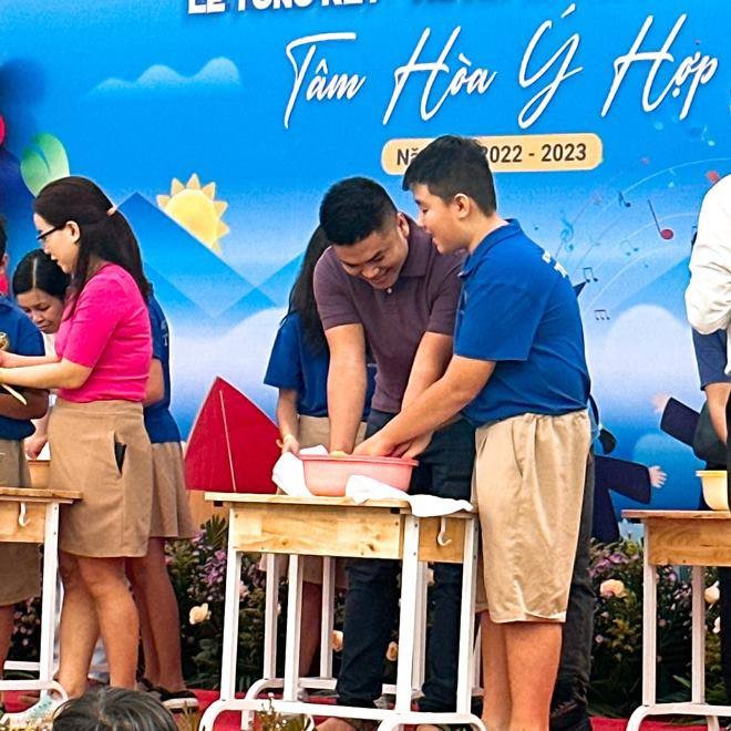 Con trai Lê Phương ôm hôn em gái cùng mẹ khác cha sau 1 tháng xa nhau, mẹ cười tươi hạnh phúc-8