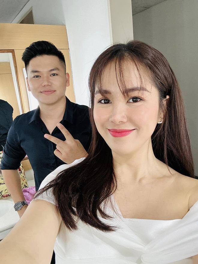 Con trai Lê Phương ôm hôn em gái cùng mẹ khác cha sau 1 tháng xa nhau, mẹ cười tươi hạnh phúc-9