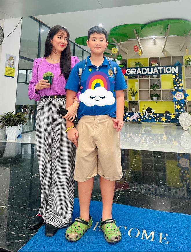 Con trai Lê Phương ôm hôn em gái cùng mẹ khác cha sau 1 tháng xa nhau, mẹ cười tươi hạnh phúc-10