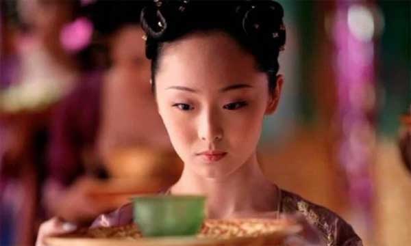 Rửa lỗ rồng cho hoàng đế là gì mà các cung nữ phải tranh nhau làm?-2