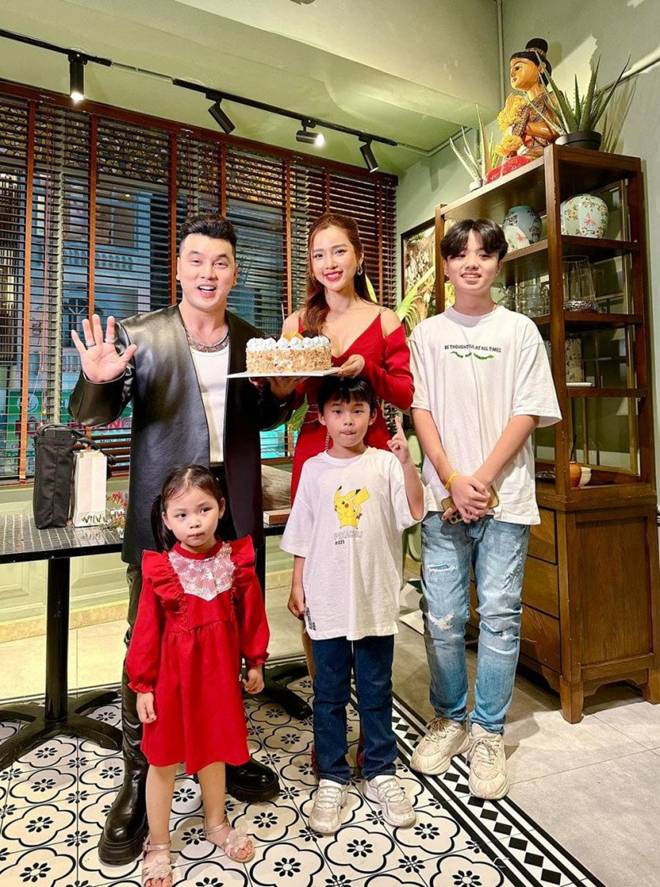 Mẹ đơn thân về làm vợ Ưng Hoàng Phúc, bầu bí tăng 20kg, giờ là gái 3 con dáng đẹp phát mê-2