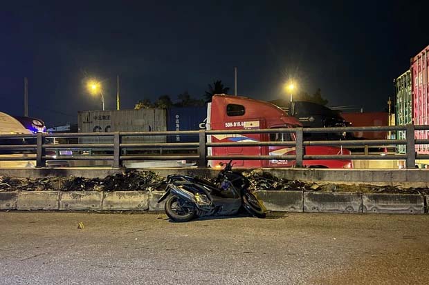 Một giáo viên tử vong bên lề đường Nguyễn Thị Định-2