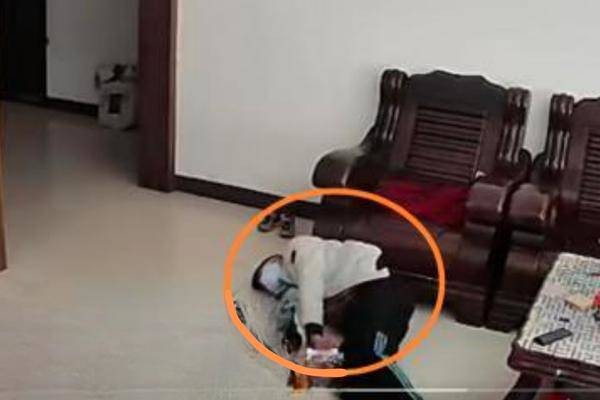 Cậu bé 10 tuổi giỏi nhất lớp vẫn bị mẹ ép học ngày đêm tới mức co giật, nhập viện điều trị vẫn phải học bảng cửu chương-3