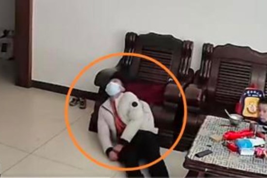 Cậu bé 10 tuổi giỏi nhất lớp vẫn bị mẹ ép học ngày đêm tới mức co giật, nhập viện điều trị vẫn phải học bảng cửu chương