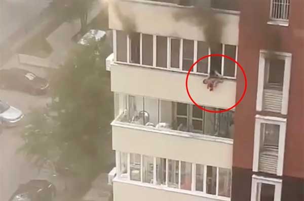 Khoảnh khắc người mẹ ném bé trai từ độ cao 30 mét để thoát khỏi đám cháy dữ dội ở Kazakhstan-1