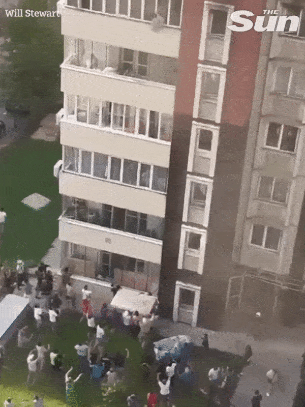 Khoảnh khắc người mẹ ném bé trai từ độ cao 30 mét để thoát khỏi đám cháy dữ dội ở Kazakhstan-3