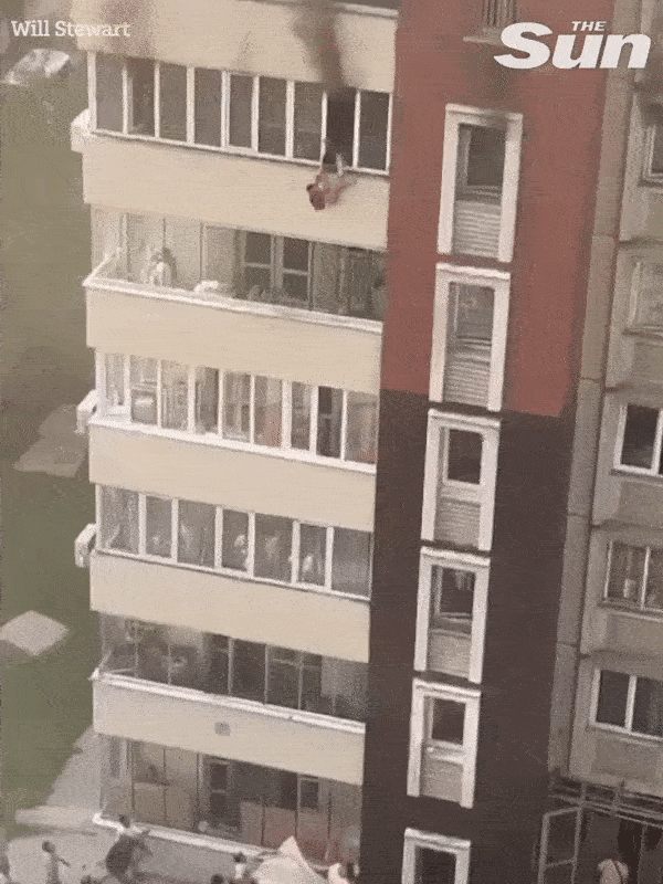 Khoảnh khắc người mẹ ném bé trai từ độ cao 30 mét để thoát khỏi đám cháy dữ dội ở Kazakhstan-2