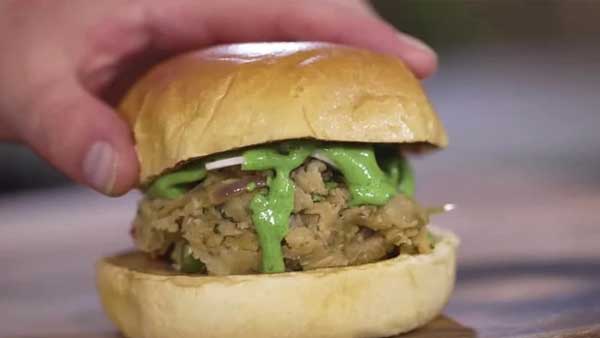 Thân vương William đi bán bánh mì trước sự kinh ngạc của người hâm mộ-2