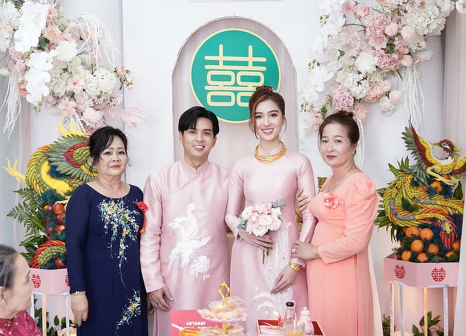 Hồ Quang Hiếu đi xuồng trong lễ ăn hỏi tại Cà Mau, cô dâu gây chú ý với chiều cao 1,8m-2