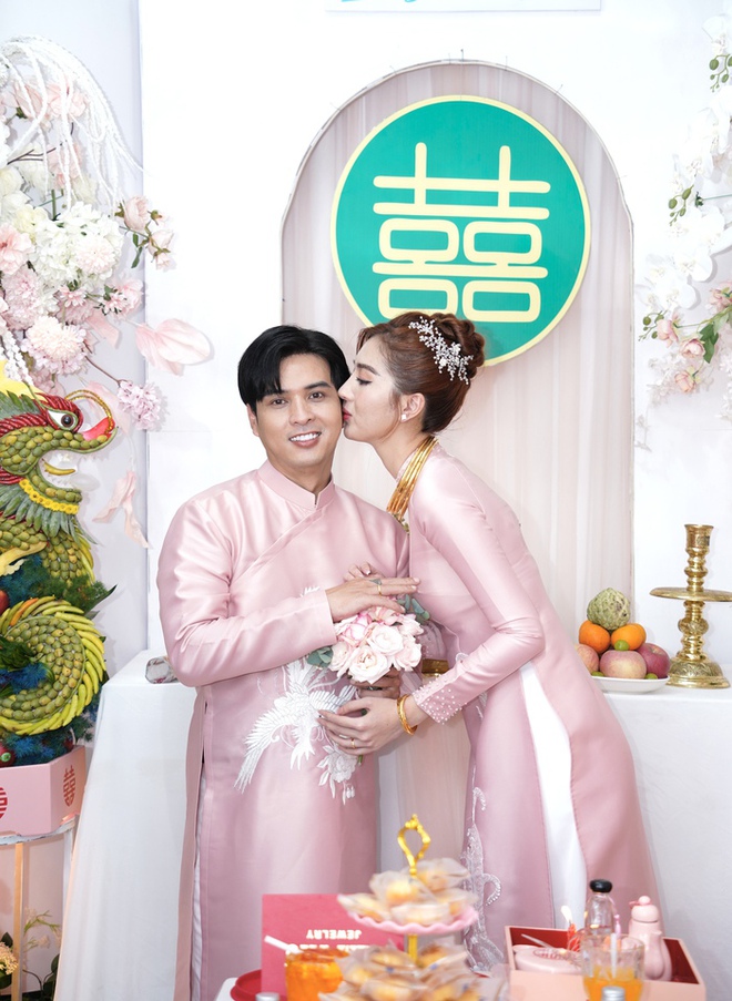 Hồ Quang Hiếu đi xuồng trong lễ ăn hỏi tại Cà Mau, cô dâu gây chú ý với chiều cao 1,8m-1